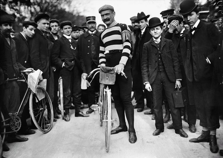 Hippolyte Aucouturier ganó segundo del Tour de Francia consecutivo, pero luego fue descalificado porque había llegado a acuerdos con muchos de los 87 ciclistas que participaron en la carrera. La competencia, incluso entonces, estaba llena de controversia. El Tour de Francia ha terminado, y me temo que el segundo consecutivo será el último, escribió Henri Desgrange, fundador del Tour, en un artículo para la publicación L'Auto.