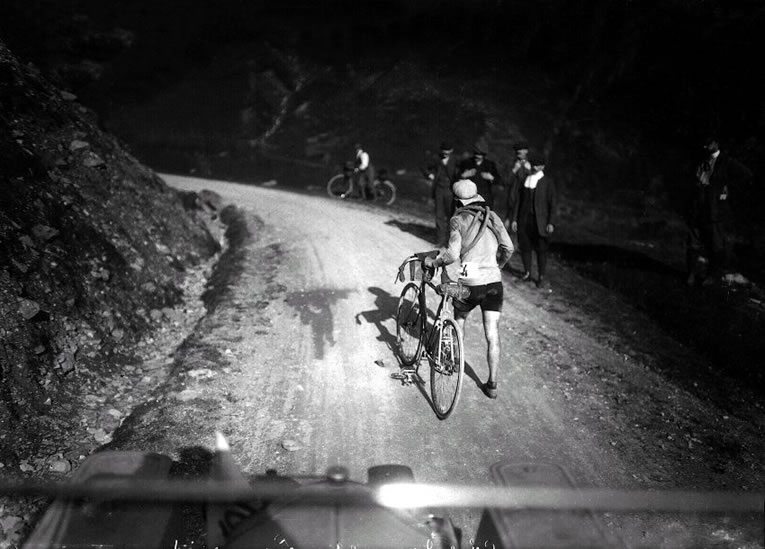 Aun así, el tour continuó. Aunque parecía un poco diferente de lo que parece hoy. Aquí, empuja a pie el ciclista francés Octave Lapize su bicicleta hasta el Tourmalet, el paso difícil en los Pirineos franceses. Era la primera vez que el Tour subió hasta el paso de montaña icónico. Lapize iba a ganar la carrera de ese año.