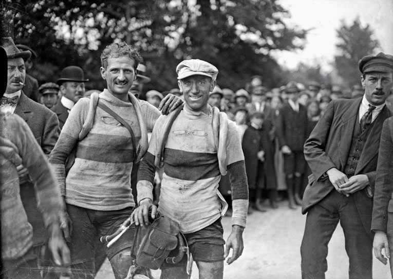 En los años 20, Philippe Thys (derecha) estableció un nuevo récord con tres victorias. El corredor de la izquierda es el piloto francés es René Chassot. Fundador tour Desgrange, dijo: "Si la guerra no le hubiera robado sus mejores años, Philippe Thys seguramente habría ganado más de tres Tour".