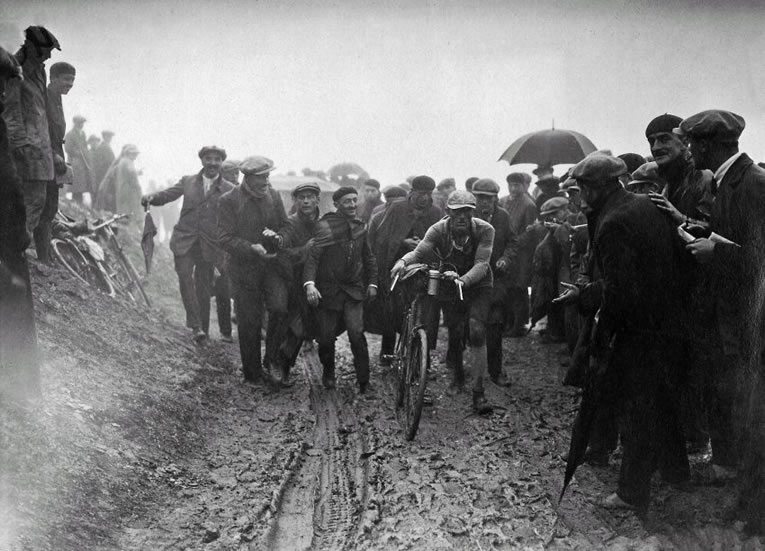 Una épica batalla se desarrolló en el escenario de la carrera entre Bayona y Luchon. Se corren 326 kilómetros y atraviesa cuatro puertos de montaña, todavía es conocido como el Círculo de la Muerte. En 1926, los ciclistas comenzaron a las 02:00 en un aguacero (la imagen muestra piloto belga Albert Dejonghe. Los ciclistas tuvieron que desmontar de las bicicletas en el Tourmalet por el barro. A las 22:00, sólo 30 de los 76 ciclistas habían alcanzado la meta y 15 todavía estaban desaparecidos a la mañana siguiente. En el último momento, todos aparecieron.