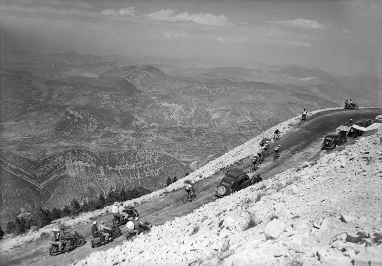 En sus primeras décadas, el Tour corría a lo largo de las fronteras de Francia. En 1951, sin embargo, la ruta se desvió en el corazón del país por primera vez, al Puy de Dôme y al Mont Ventoux. En esta imagen, el primer viaje por el "gigante de la Provenza" con Lucien Lazarides, Raphael Geminiani, Hugo Koblet y Gino Bartali.