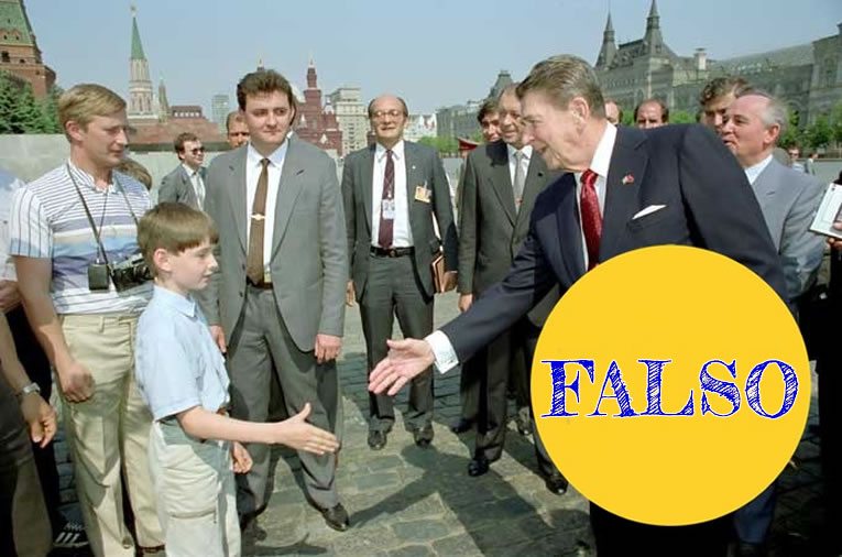 Todo el mundo sabe que Vladimir Putin es un ex agente de la KGB. ¿Pero es realmente Putin en 1988 haciéndose pasar por un turista detrás del niño que está a punto de darle la mano a Ronald Reagan? Nope.