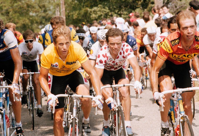 Greg Lemond campeón estadounidense y Bernard Hinault ganador cinco veces pedalean durante la decimonovena etapa del Tour de Francia en Sant-Etienne, Francia, el miércoles, 23 de julio de 1986. Lemond permaneció el líder absoluto y estaba más de dos minutos por delante de Hinault.