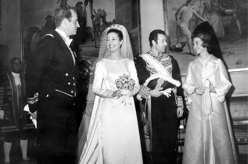 Carmen Martinez Bordiu, nieta de Franco, en su boda con Alfonso de Borbón y Dampierre y los reyes de España