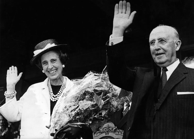 El matrimonio Franco-Polo saludando al respetable en uno de sus muchos actos