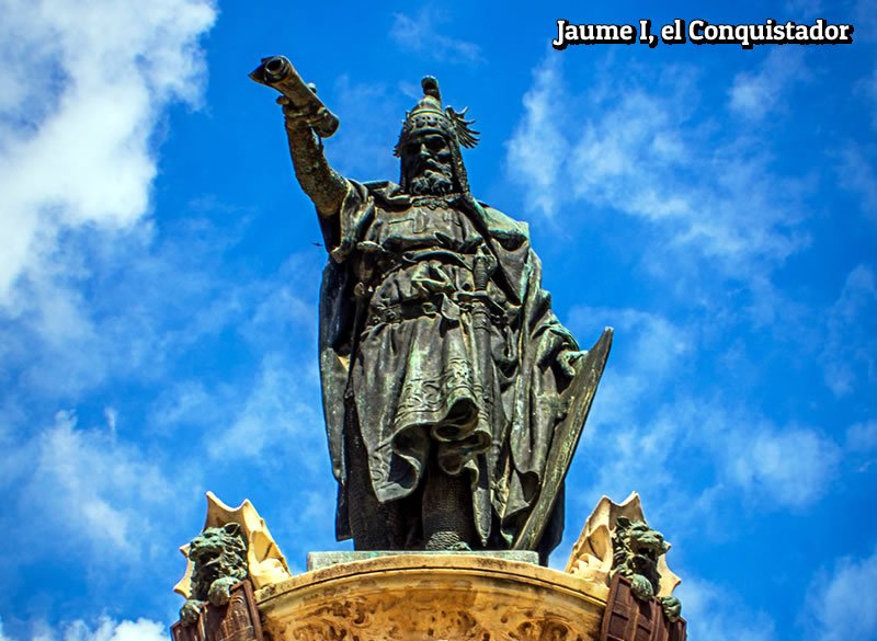 Detalle de la escultura de Jaume I que hay cerca de la Casa Grande de Castellón.