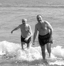 El famoso baño de Fraga Iribarne en la playa de Palomares, en Almeria para despejar dudas sobre lo atómica que era la playa después de haber perdido los americanos una bomba atómica cerca de donde se baño Fraga
