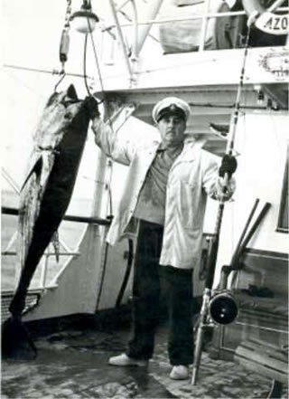 Franco posando con un atún en el yate Azor