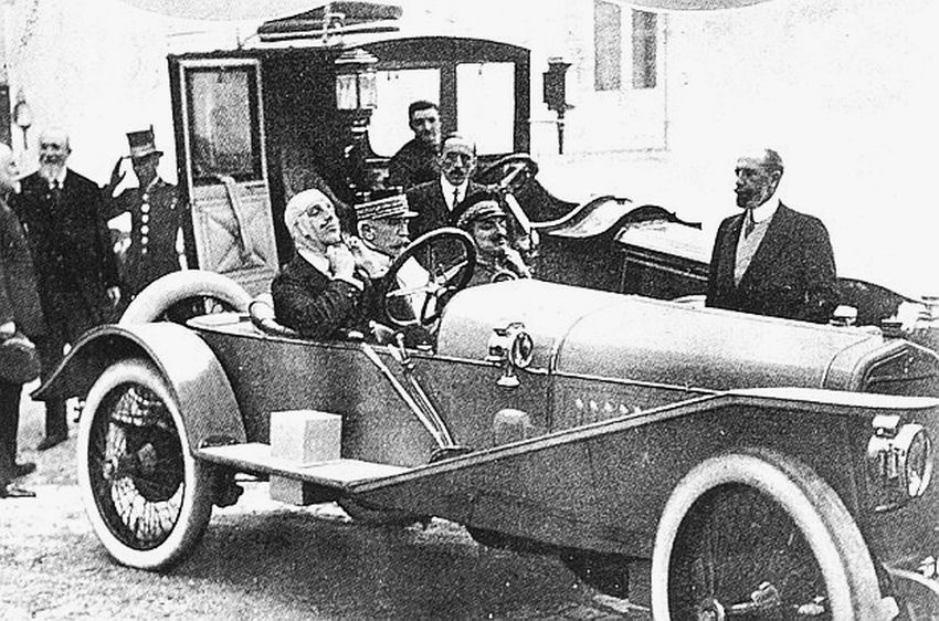 Alfonso XIII volviendo a huir en su Bugatti