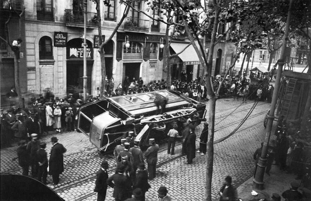 Tranvia volcado en las revueltas de la semana trágica de Barcelona