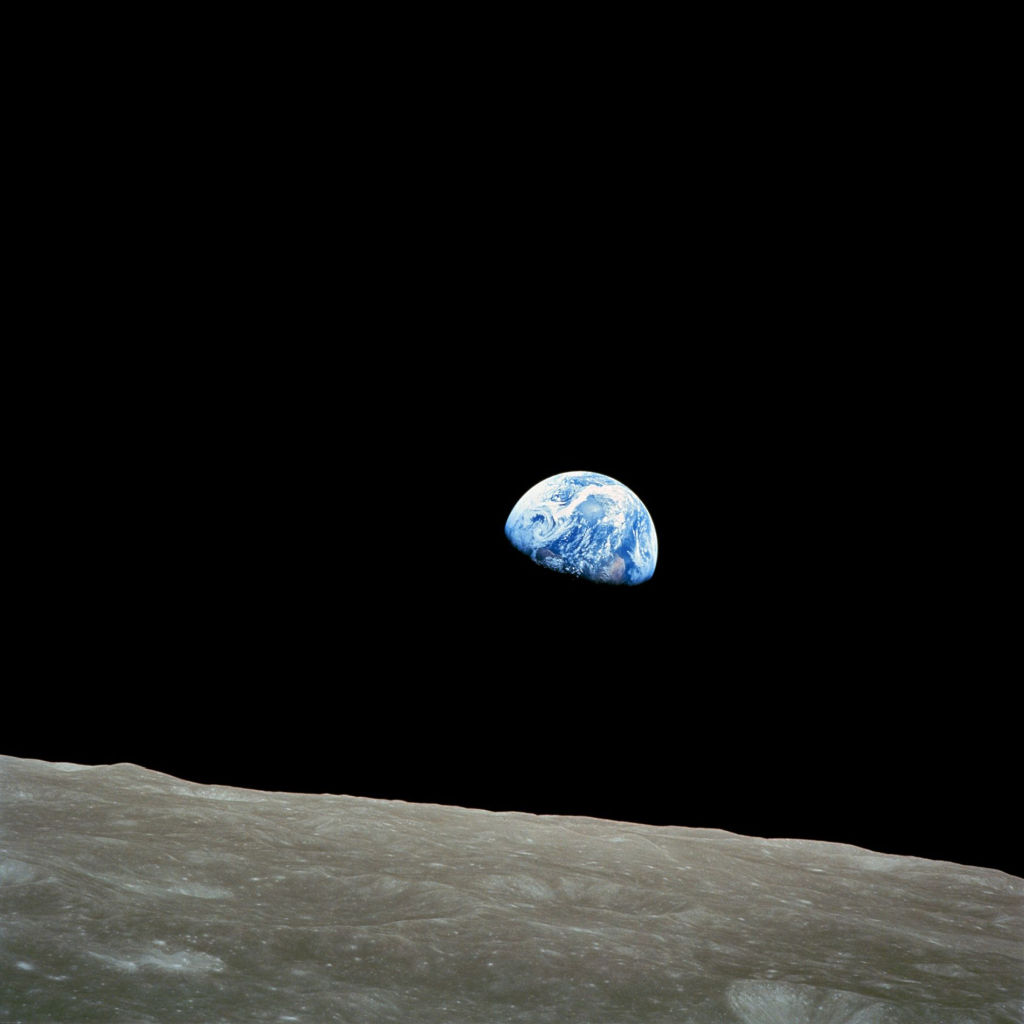 Apolo 8, la primera misión que llevó a los humanos a la luna, entró en la órbita lunar el 24 de diciembre de 1968. Aquella tarde, el comandante de la misión Frank Borman, el piloto del módulo de mando Jim Lovell y el piloto del módulo lunar William Anders emitieron en directo desde la órbita lunar y mostraron imágenes de la Tierra y la luna vistas desde su nave. «La vasta soledad es sobrecogedora y nos hace darnos cuenta de todo lo que tenemos en la Tierra», dijo Lovell.