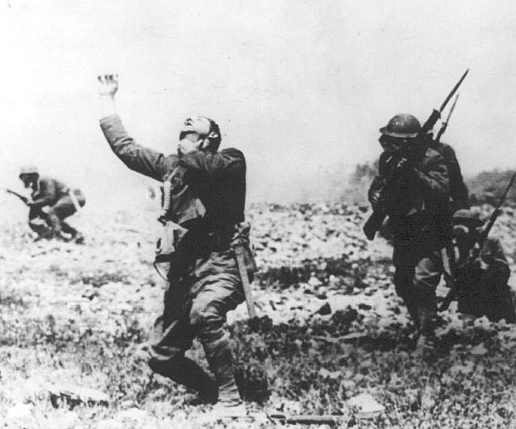 Hace un siglo. Un soldado de Estados Unidos reacciona tras el lanzamiento de armas químicas en una batalla de la I Guerra Mundial/ Foto: Reuters