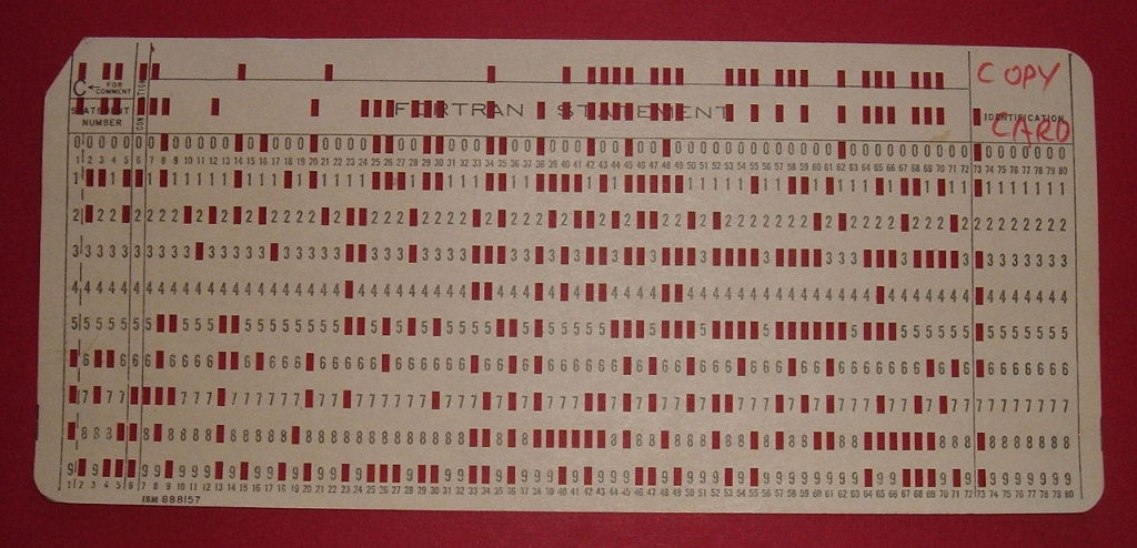 Código FORTRAN en una tarjeta perforada, mostrando el uso especializado de las columnas 1-5, 6 y 73-80. 