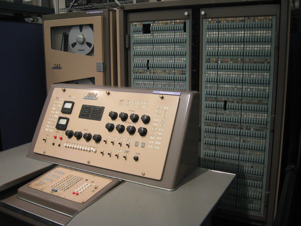 La NEC de Japón construyó la primera computadora electrónica, el NEAC.