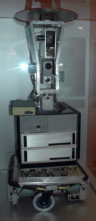 El SRI Shakey fue el primer robot móvil internacional controlado por inteligencia artificial.