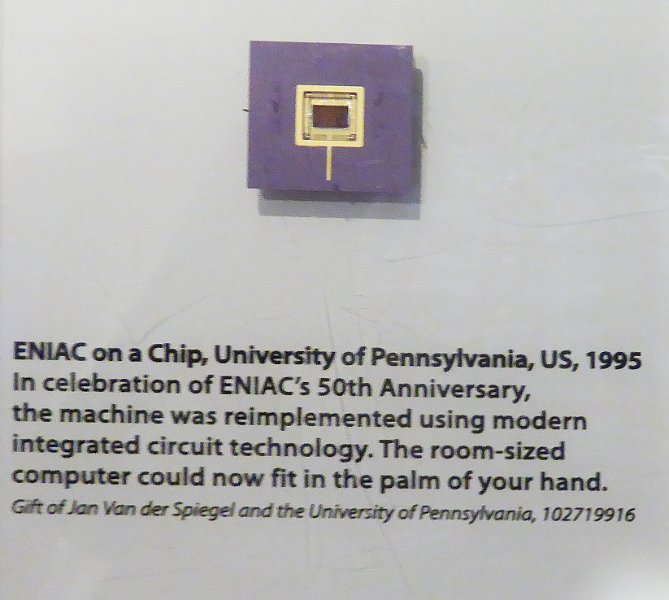 El ENIAC, comúnmente vista como la primera computadora electrónica «real» (1943), construida en la imagen como un solo chip de microprocesador. Lo que ocupaba uan planta entera y pesaba unas cuantas toneladas, ahora cabe en la palma de tu mano.