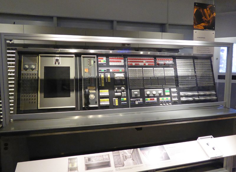 Una computadora SAGE de la década de 1950. SAGE era un sistema informático militar de la guerra fría construido por IBM para detectar aviones / misiles hostiles (= rusos) entrantes y para dirigir acciones defensivas.