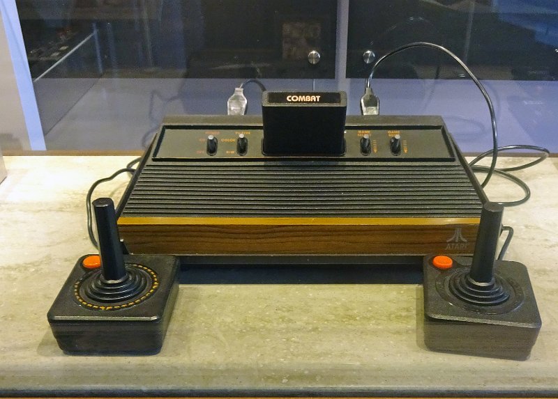 La exitosa consola de juegos ATARI 2600 (1978), con juegos como Space Invaders en casetes/cintas de estado sólido