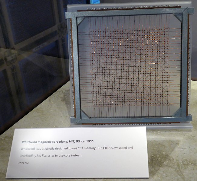 La memoria central de «estado sólido» fue un gran paso hacia memorias más confiables. An Wang (fundador de Wang Computers) fue uno de los principales pioneros de esta técnica. Esta placa pertenece al sistema antiaéreo Whirlwind utilizado por la fuerza aérea estadounidense durante la guerra fría.