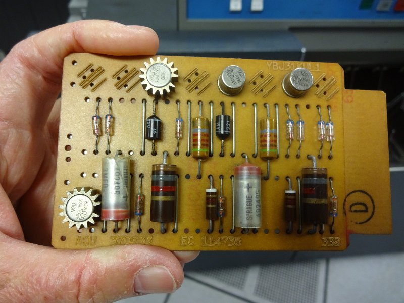 Un tablero con algunos componentes; no son circuitos integrados, solo resistencias simples, condensadores y transistores.
