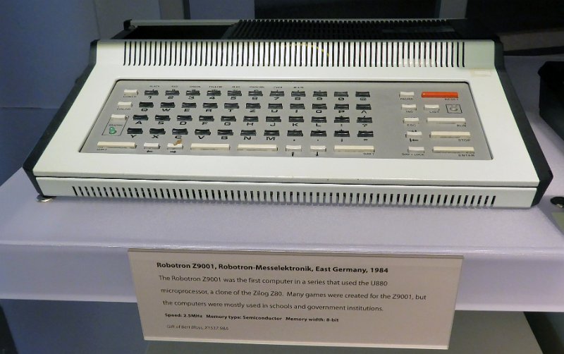 El antiguo DDR (Deutsche Demokratische Republik) construyó muchos sistemas informáticos, en gran medida inspirados (¿copiados?) De modelos de Occidente. Robotron VEB construyó anteriormente calculadoras mecánicas y máquinas de escribir. Este Z9001 es de 1984 y utiliza el microprocesador U880 (una copia del Z80).
