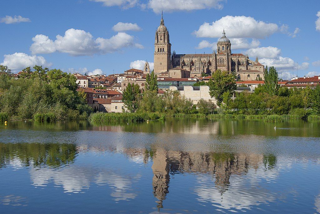 Río Tormes reflejando de la catedral de Salamanca sobre su superficie de sus aguas