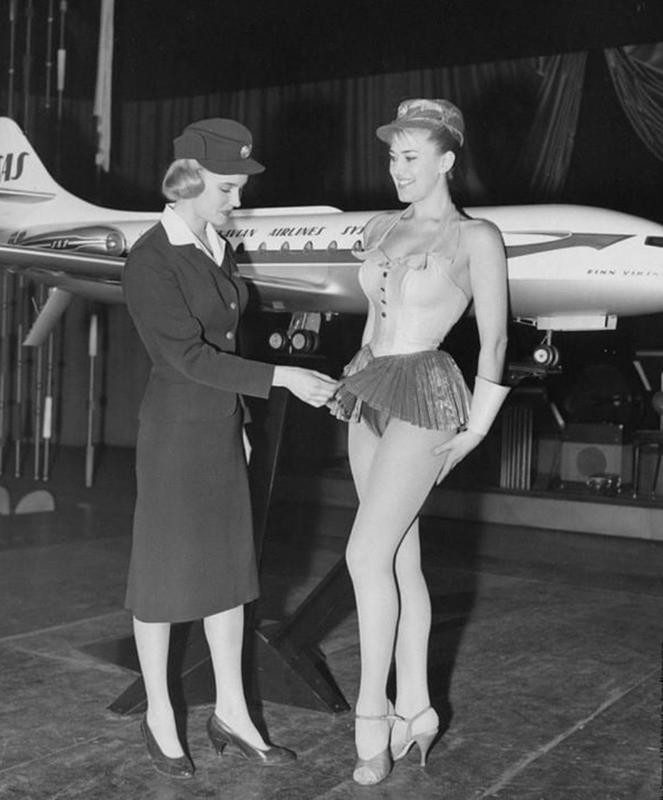 Inspección de traje de azafata demasiado sexy para aerolineas escandinavas en 1958