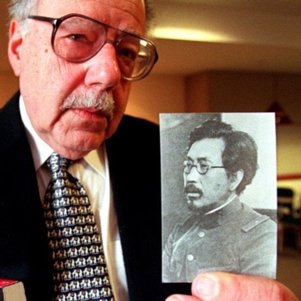 El profesor Sheldon Harris, autor del libro «Fábricas de la Muerte», muestra en una foto de 1999 un retrato del general japonés Shiro Ishii, quien comandó la Unidad 731.