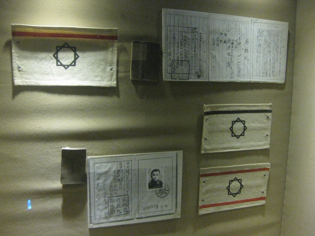 Hardin - Unidad 731 - Museo japonés de la guerra con gérmenes -Fichas de los presos con símbolos que se asemejan mucho a los símbolos que los nazis usaban para marcar a las personas judias