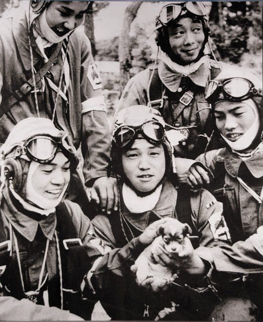 El cabo Yukio Araki, piloto kamikaze, 17 años. Esta foto fue tomada el 26 de mayo de 1945, y se le ve sosteniendo un cachorro junto a otros cuatro pilotos de la 72ª Escuadrilla Shinbu en Bansei, Kagoshima. Araki murió al día siguiente en un ataque suicida a buques enemigos cerca de Okinawa.