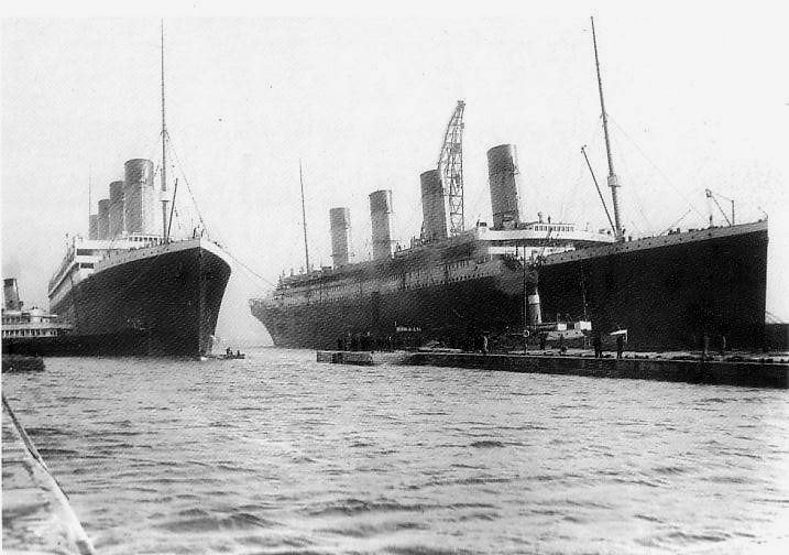 Fotografía obtenida a primeros de Marzo de 1912; el “Olympic” (izquierda) ha vuelto al astillero de Belfast para reparar una hélice rota y posa junto a su gemelo el “Titanic” (derecha), todavía en construcción
