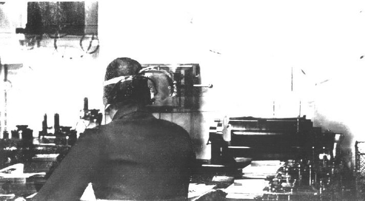 Fotografía de la estación radio del “Titanic” obtenida por un pasajero que desembarcó en Queenstown; aparentemente es la única auténtica que existe, y se supone que el operador que se ve de espaldas es Harold Bride