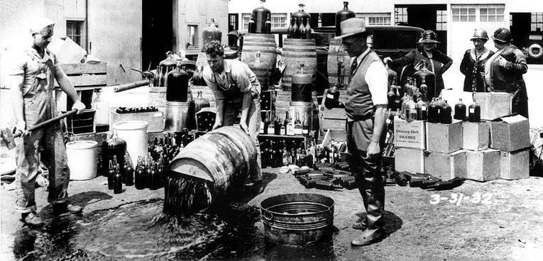 Destrozando barriles de alcohol