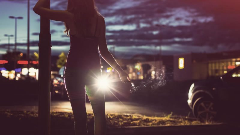 Imagen de prostituta esperando clientes en la noche