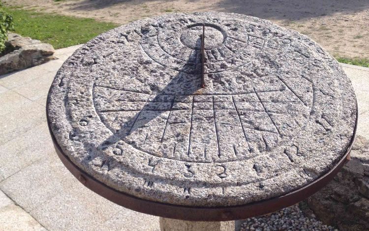 Reloj de sol de Covelo (Pontevedra). El cuadrante está en un plano que forma unos 25º con la horizontal, y con un ángulo de orientación N – S de 176°