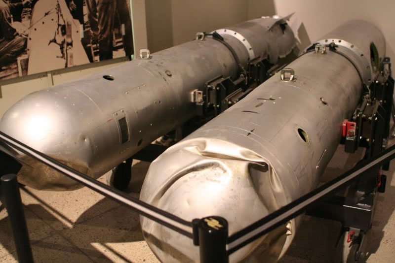 Detalles de dos de la bombas recuperadas en Palomares, una de ellas abollada.