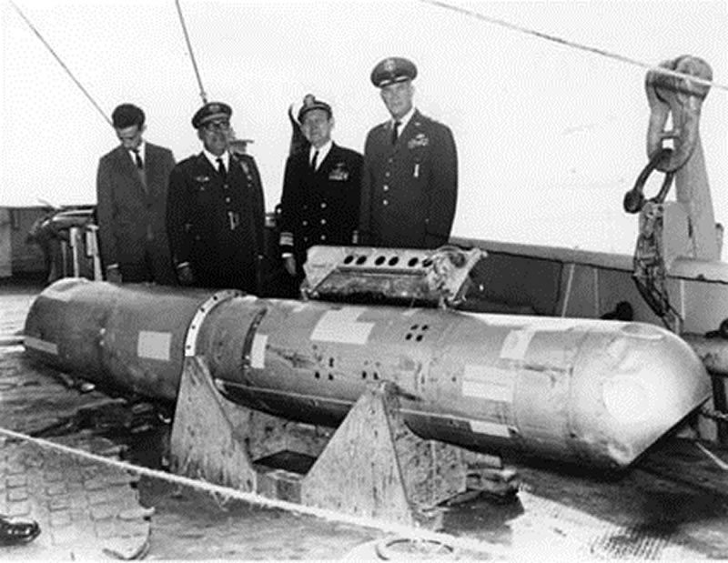 La cuarta bomba de Palomares mostrada a los medios en la cubierta del barco.