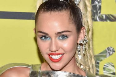 Miley Cyrus medio en bolas en los MTV Awards 2015