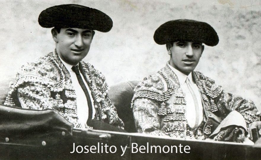 Joselito y Juan Belmonte en coche de caballos en Sevilla.