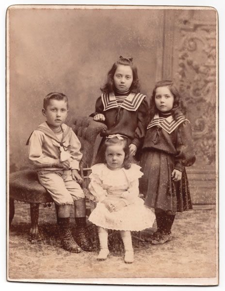 Niños y niñas vestidas de marinero como gustaba en la época.