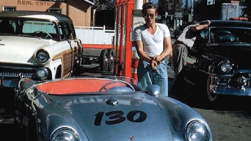 James Dean con su Porsche Spider 550 poco antes de accidentarse