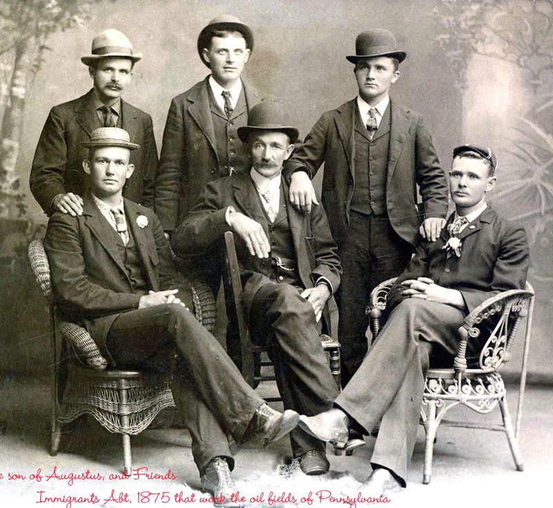 Hombres vestidos con la típica terna en sus distintas variantes.