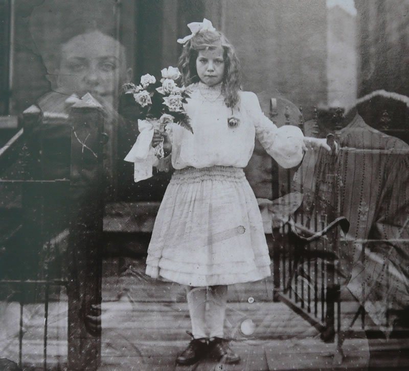 La foto sobre el caso de la doble revelación fue tomada en 1905 por S. G. Smallwood, en Chicago, y muestra a una niña flanqueada por dos «espíritus».