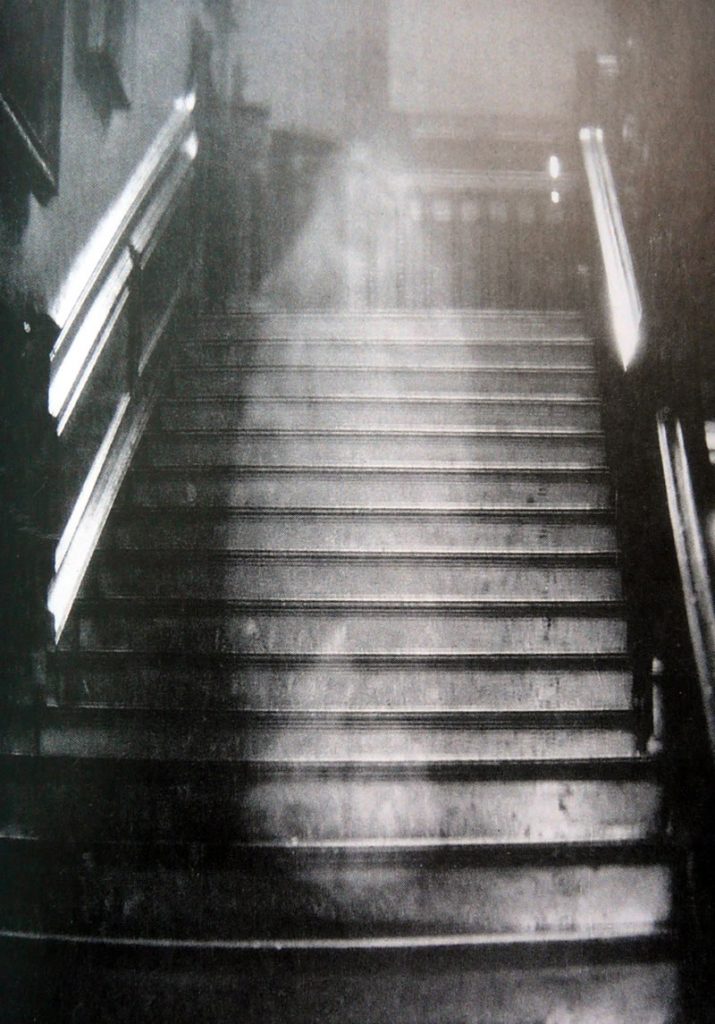 La famosa Brown, Lady of Raynham, fotografiada el 19 de septiembre de 1936 en el recibidor de Raynham Hall, en Nortfolk, Inglaterra. 