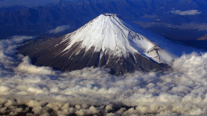 Vista del monte Fuji nevado que se encuentra en Japón