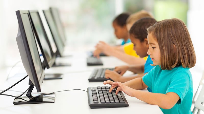 Niños aprendiendo a interactuar con computadoras
