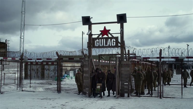 Entrada de un Gulag fictico de un documental, muy poco diferente de un campor de concentración en el Holocausto, la diferencia es la nieve.