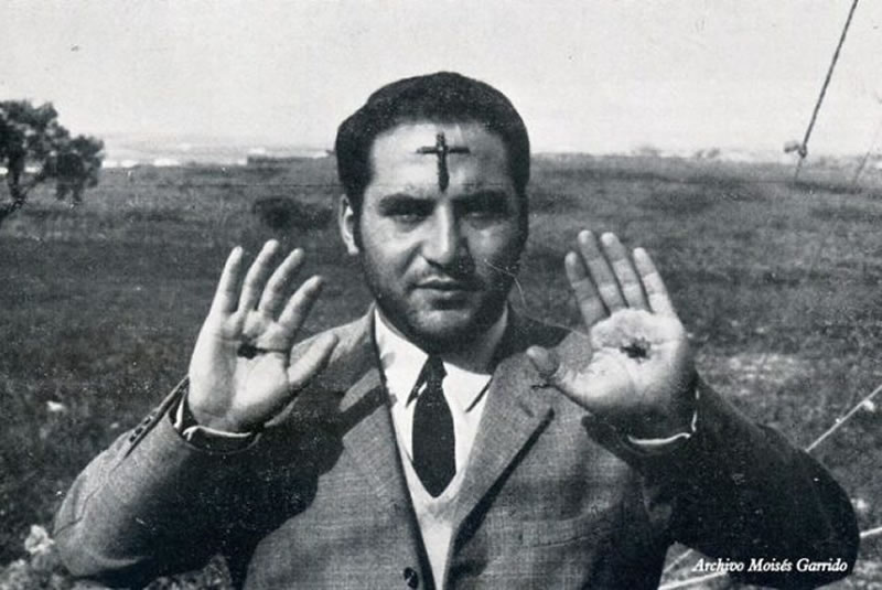 Clemente Dominguez, antes de ser papa, mostrando sus estigmas de los que salían litros y litros de sangre.