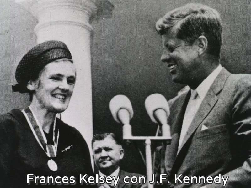 Frances Kelsey en el momento de ser reconocida por Kennedy con la Medalla al Servicio Federal Civil Distinguido
