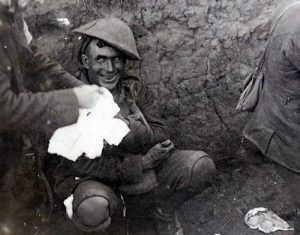 Esta foto fue tomada durante la Batalla de Courcelette (Francia) en septiembre de 1916. El hombre se agachó en una zanja donde presentaba “neurosis de guerra” , que recibió el nombre en su momento de la mirada de las mil yardas, que fue descrito como un espacio en blanco, la mirada desenfocada de un soldado cansado en plena batalla. La mirada es una disociación de un trauma, y puede ser visto en los casos de trastorno de estrés postraumático, aunque no siempre. Un detalle inquietante acerca de la foto, la gente no sonreía en las fotos en aquellos tiempos." title="Esta foto fue tomada durante la Batalla de Courcelette (Francia) en septiembre de 1916. El hombre se agachó en una zanja donde presentaba “neurosis de guerra” , que recibió el nombre en su momento de la mirada de las mil yardas, que fue descrito como un espacio en blanco, la mirada desenfocada de un soldado cansado en plena batalla. La mirada es una disociación de un trauma, y puede ser visto en los casos de trastorno de estrés postraumático, aunque no siempre. Un detalle inquietante acerca de la foto, la gente no sonreía en las fotos en aquellos tiempos.